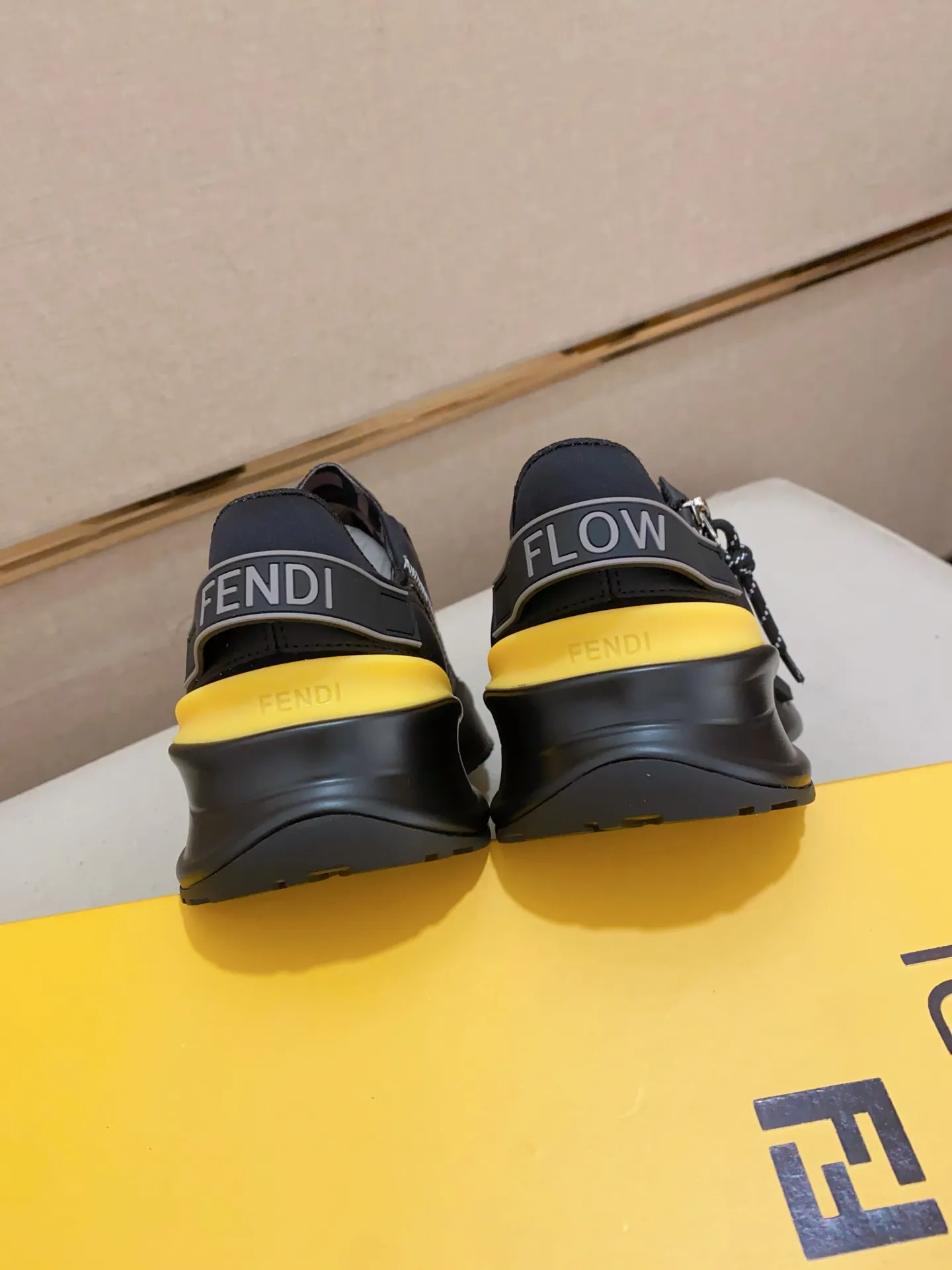 Men's shoes💰: 540💰(Higher version) [Fendi] Fendi's latest casual shoes for men! Available at counters simultaneously! A one-to-one replica of the original. Made entirely of imported top-grain calfskin, the interior is made of top-grain water-dyed cowhide, and the original factory-supplied rubber outsole. Leading new fashion concepts. Matching code: 38-44. 45 can be customized and non-returnable!